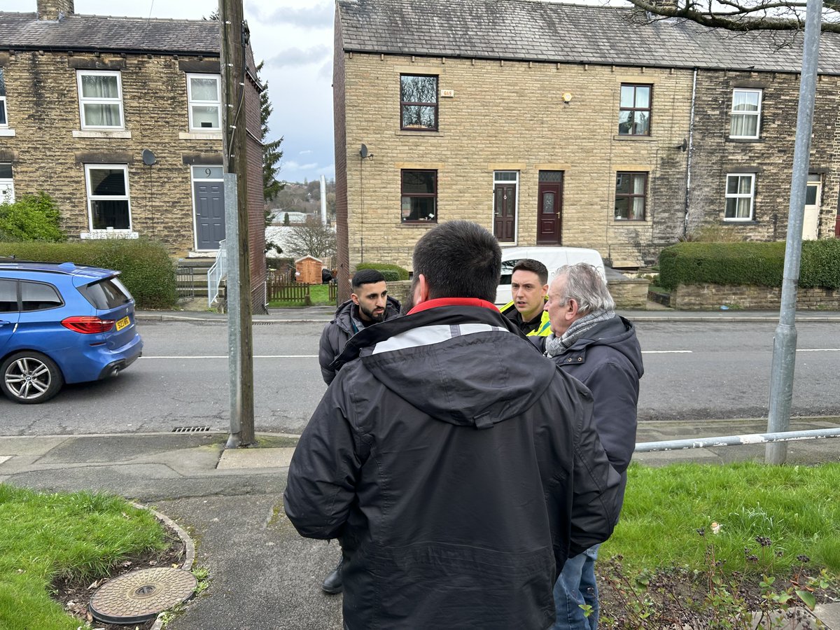 WYP_BatleySpen's tweet photo. On Thursday 14th March, PCSO Dyson attended Union Road, Liversedge with colleagues from Kirklees Council and Kirklees Neighbourhood Housing. During their meeting they were able to share information, speak to residents and discuss joined up approach to problems. https://t.co/Up3zCqwPUx
