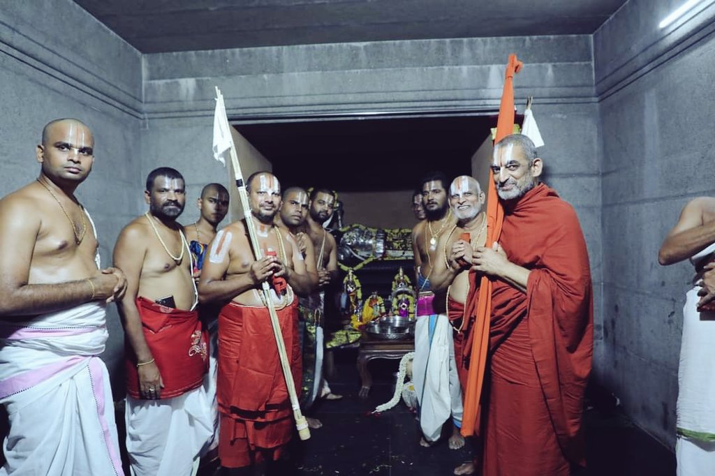 AyyangarBksr's tweet photo. HH Chinna Jeeyar Swamiji Graced First Brahmotsavam of Sri Goda Ranganayaki Sameta Sri Ranganatha Swami Temple, Goda Gokulam #Kurnool
#AndhraPradesh. #JETCOSMOS #HHCHINNAJEEYAR https://t.co/WwptS1GwlJ