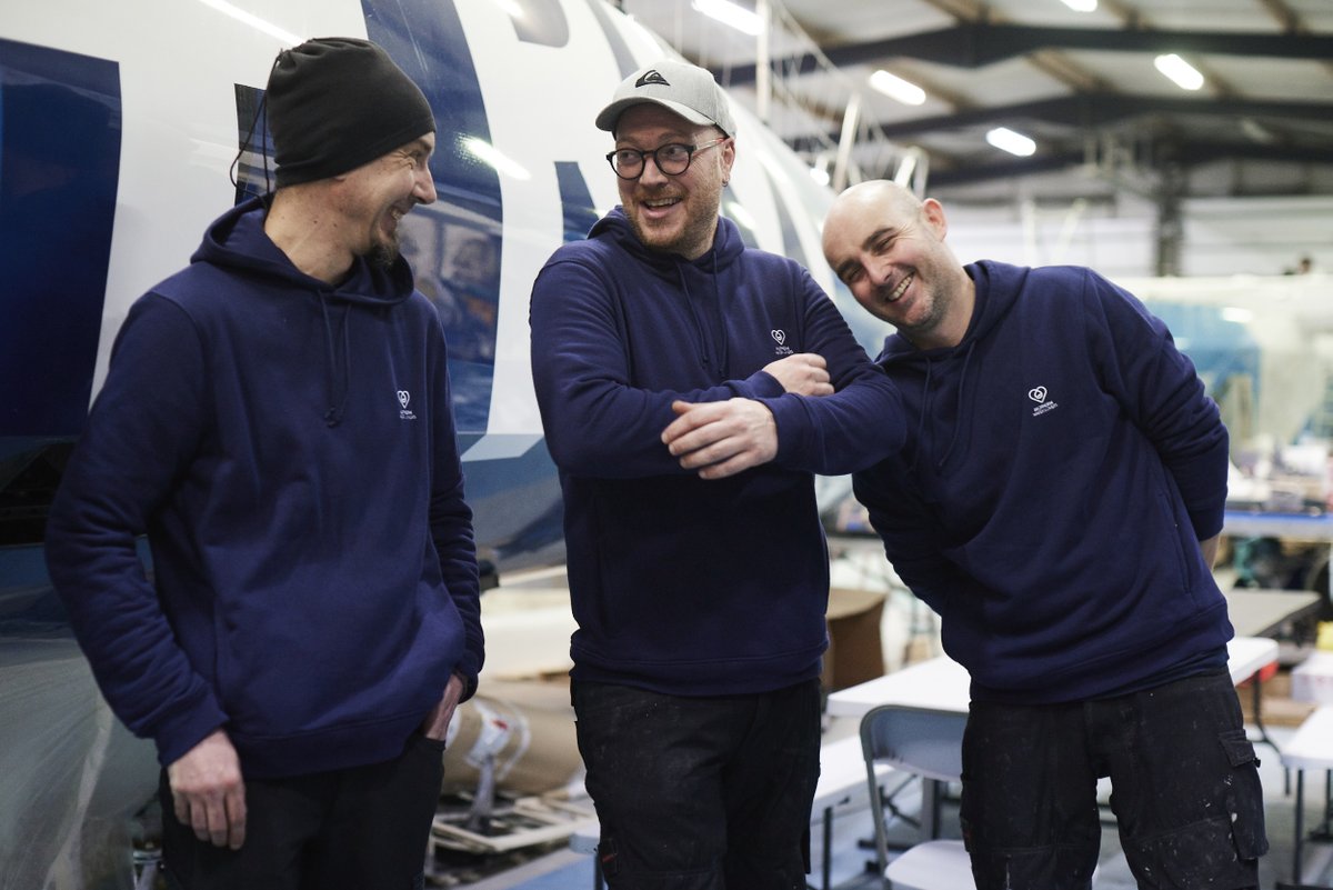 Sur des chantiers comme celui que vient de subir l’IMOCA Biotherm, les teams de course au large font souvent appel à quelques renforts, qui viennent apporter, leurs précieuses compétences. Merci Pipo, Loïc et Alain pour le coup de main ! 🙏🏻 📸 A. Beaugé #BiothermSailingTeam