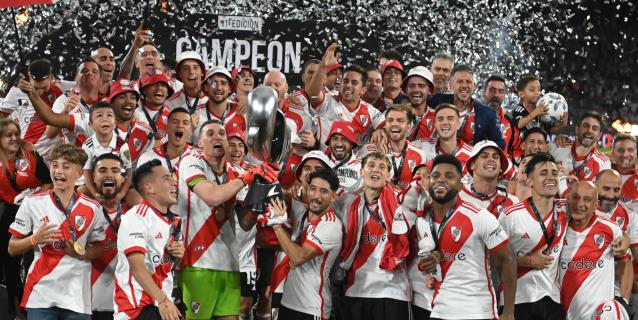EnConexionbol's tweet photo. #DEPORTES I #River_Plate se consagró campeón de la #Supercopa_Argentina al derrotar a Estudiantes de La Plata por 2-1 (parcial 0-1).
#ATBDigital #ATBNoticias #ATBInforma
https://t.co/nc7aH9YX0g https://t.co/YnehUHQEhZ