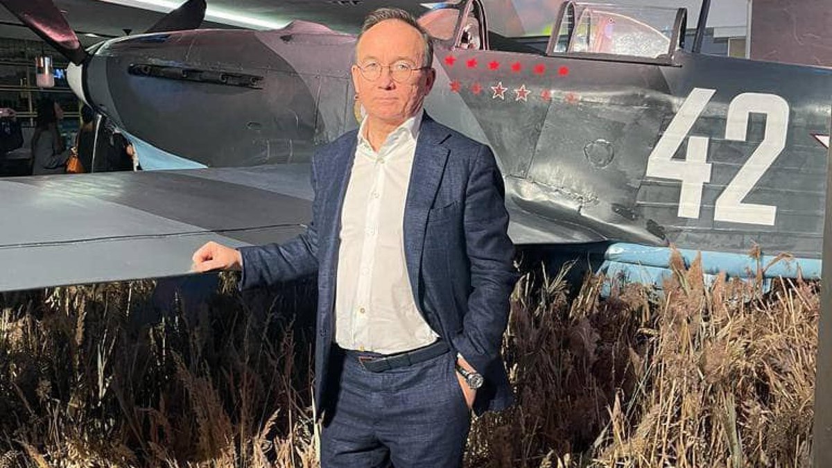 Radio1Rai's tweet photo. 🔵Sarebbe stato trovato impiccato, nel bagno del suo ufficio, il vicepresidente di #Lukoil Vitaly #Robertus. Lo affermano diversi canali Telegram di media russi secondo cui "il top manager si è suicidato ed è morto per asfissia". https://t.co/vtf3DJyjEu