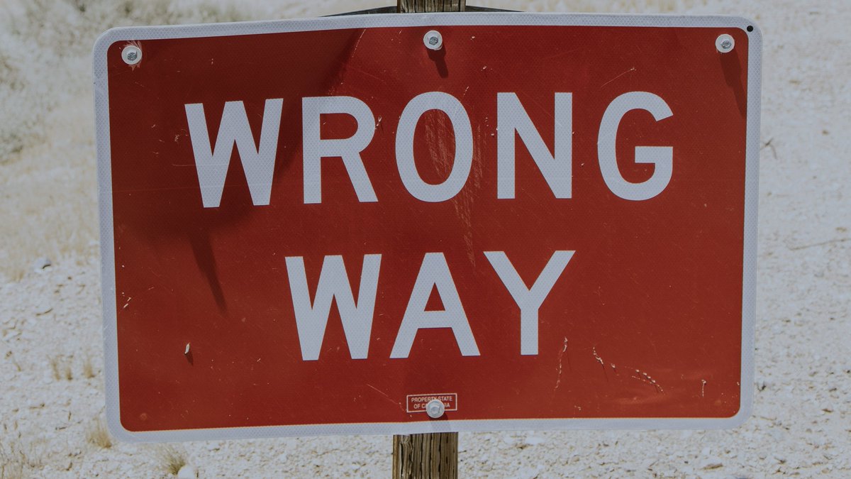 BLOG POST: Invalid Conclusions Built on Statistical errors With a small p-value or a large separation in confidence intervals, you may assume that an effect is reliable. But overly simple reporting can hide serious conclusion-altering errors. steveharoz.com/blog/2024/wron… 1/🧵