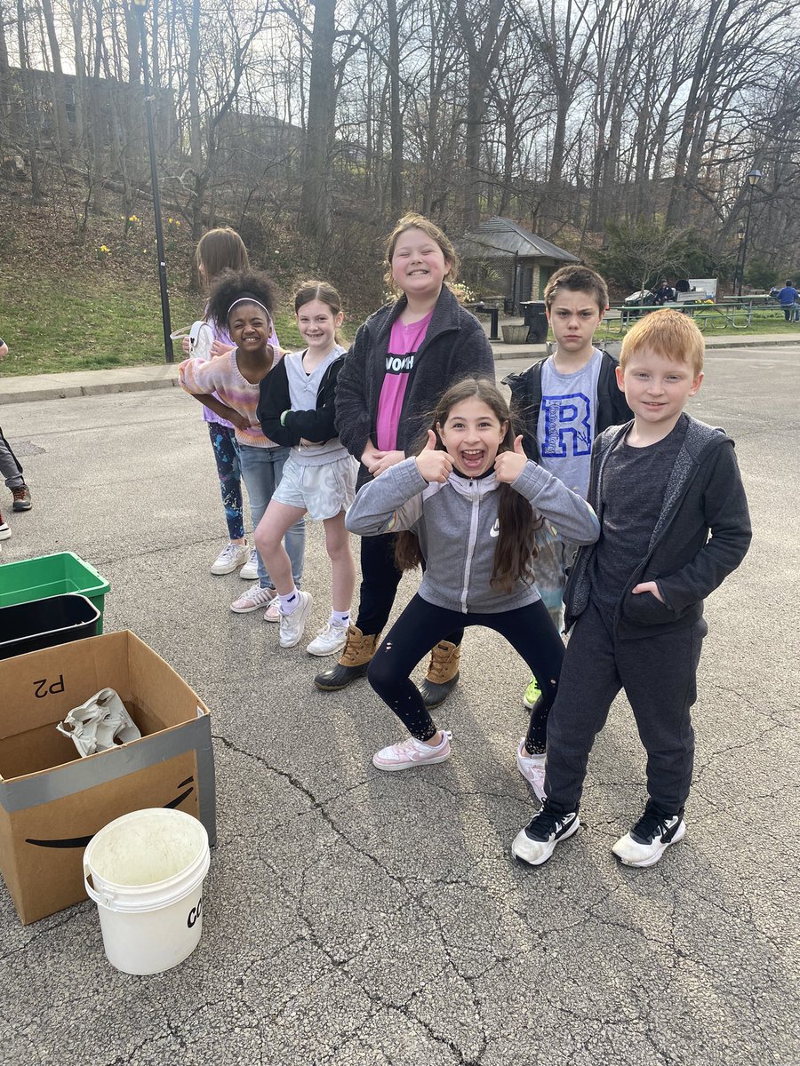 MrsEGrade3's tweet image. It’s a great day to get outside and compete in some recycling relays ♻️ ❤️ #fieldtrip #thirdgrade #readingelem