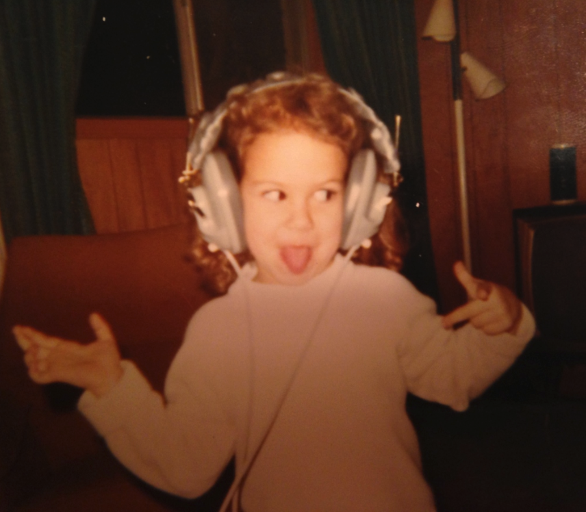 Throwback Thursday!

Is it my imagination or would these giant headphones be considered cool right now? (I am the parent of teenagers so clearly I know NOTHING!)

All I know is that it was either the Jackson 5 or the Bee Gees in my ears.

#tbt #froback