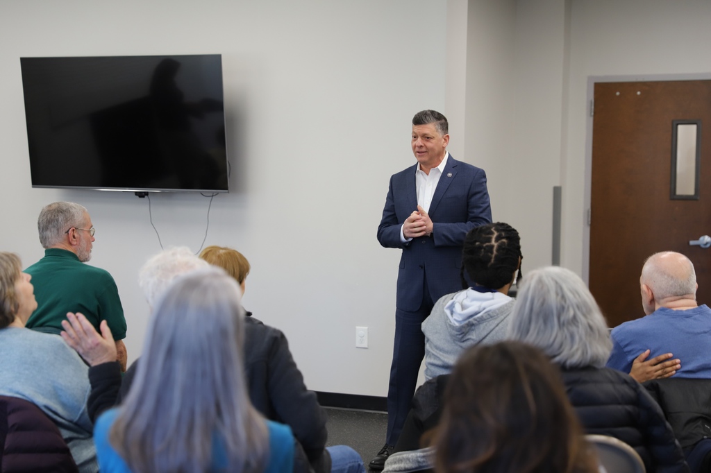 BrightSideManor's tweet photo. The Secure Futures for Senior Women by the The Bright Side Family recently held a workshop at the Ridgewood YMCA featuring a session on the avoidance of fraud and scams led by Mark Musella, the Bergen County Prosecutor.  #seniors #seniorwomen #seniorliving #seniorworkshops https://t.co/TbAWKYtAgd