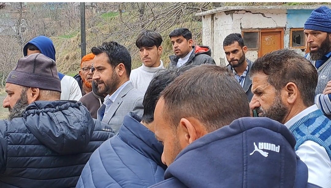 SDMBanihal's tweet photo. SDM Banihal along with Revenue Officials and representatives of NHAI while on visit to Halla Chamalwas,Khatana Mohallah to access the damages caused amidst rains followed by sinking of land in the area.Assured effected families for early resolution of their grievances.
@dcramban https://t.co/ADSRiXdBky