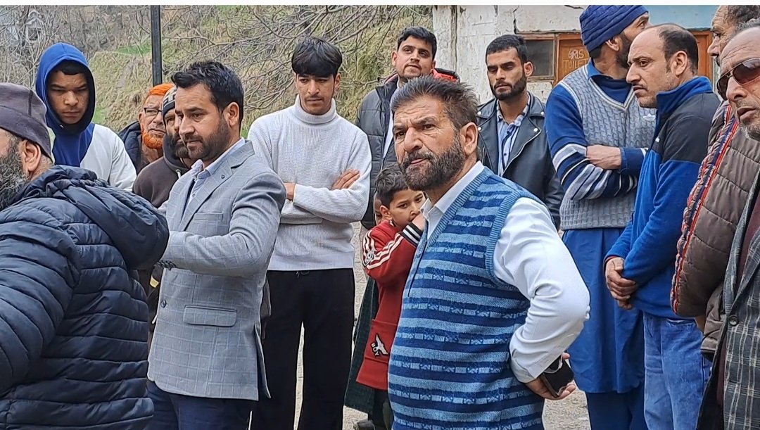 SDMBanihal's tweet photo. SDM Banihal along with Revenue Officials and representatives of NHAI while on visit to Halla Chamalwas,Khatana Mohallah to access the damages caused amidst rains followed by sinking of land in the area.Assured effected families for early resolution of their grievances.
@dcramban https://t.co/ADSRiXdBky