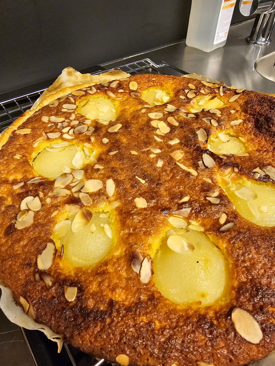 Fragipanetaart met peer

#taart #koffie #dessert