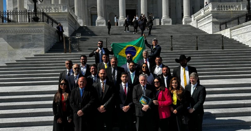 gazetadopovo's tweet photo. Brasileiros foram aos EUA denunciar a escalada do autoritarismo judicial no Brasil. Leia o artigo de Rodrigo Constantino!