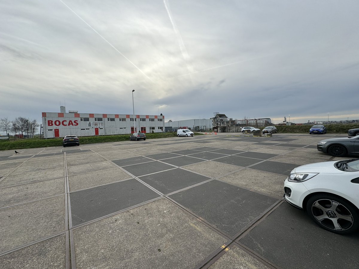 Vandaag een bijeenkomst van de landelijke Vakraad Leren &amp; Ontwikkelen. De actuele ontwikkelingen op gebied van vakbekwaamheid kwamen voorbij maar ook de Rode draden analyse vrijwilligheid.

Daarna een nadere kennismaking op BOCAS, het opleidings- en trainingscentrum <a href="/BrandweerAA/">Brandweer AA</a>