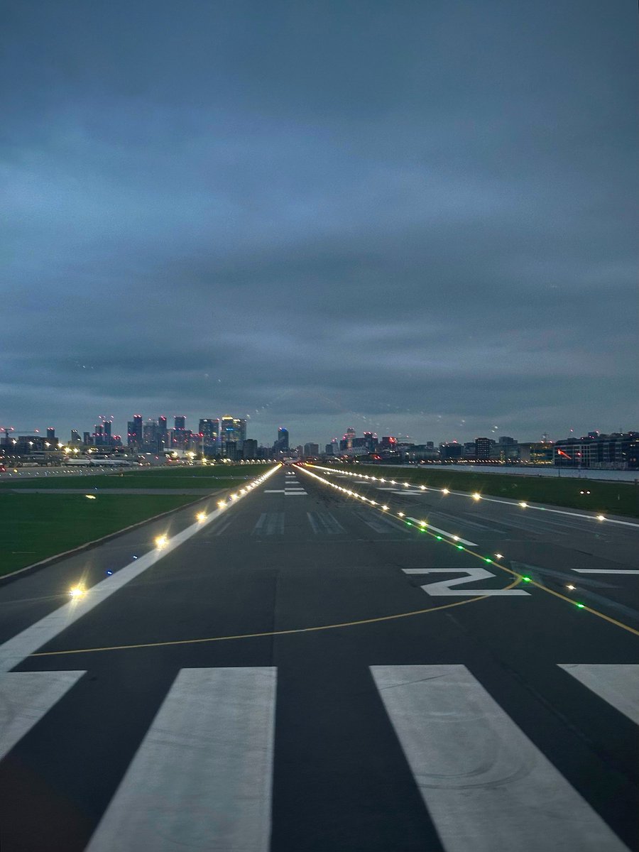 glennpolley's tweet photo. Cleared for takeoff!
🛫 🇬🇧 LCY - DUB 🇮🇪 🛬  
on G-LCAB Embraer E190SR 
Nice little #wingthursday opportunity as the sun went down ✈️ 🌅 https://t.co/HsuG360OJb
