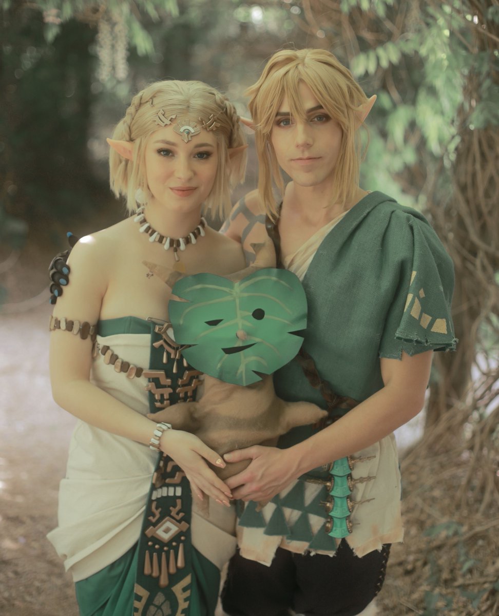 deerstalkerpics's tweet photo. Family Photo🖼

🧝‍♀️: @Fallcosplay1⁠
🧝: @matthewpredny⁠
📸: @crow_zoey⁠
⁠
Costumes @distortedecho⁠
3D Printing @illustrismodels⁠
Wig &amp; Link's Arm @soylentcosplay⁠

#legendofzelda #zelink #lozcosplay #zeldacosplay #totklink #zelda #totk https://t.co/JyXrkvTCtE