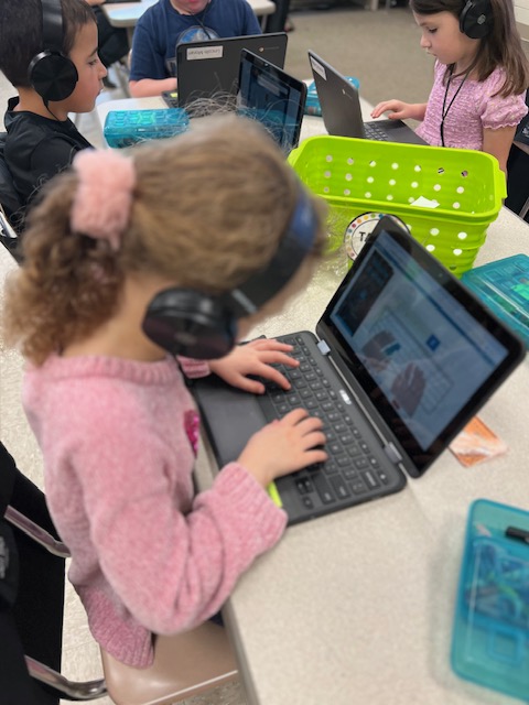 👏👏👏 River Valley Kindergartners are beginning their journey with keyboarding skills! 🖥️📚 Introducing this essential skill early lays a strong foundation for their academic and professional futures. Let's cheer on their progress! @RVSDSuper @SbgPrincipal @RVSDBES