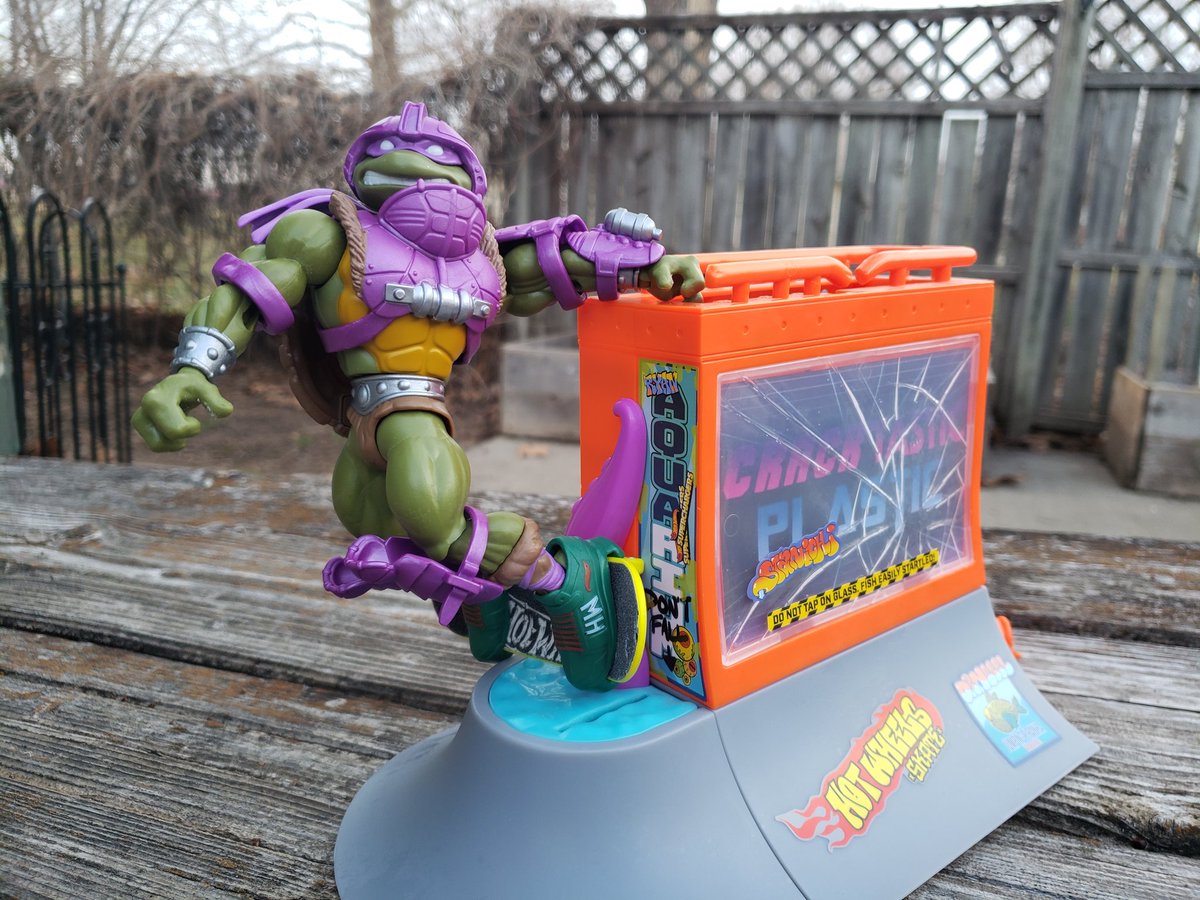 cracktasticpod's tweet photo. Happy #thrasherthursday @tonyhawk @Nickelodeon @Hot_Wheels @Mattel @MastersOfficial #thepfpn #cracktasticplastic #fingerboard #tmnt #motu #donatello #doakickflip #skateboardphotography #quarterpipe #grind #rails #ollie #handstand #stairs #skatepark #skatelife #skateboard #skater https://t.co/qUhi2zZDmN