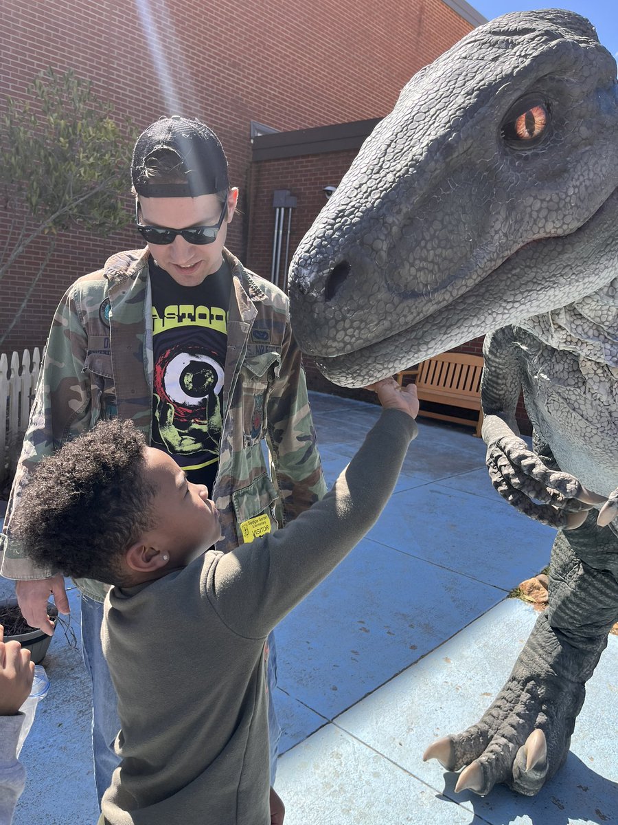 LearnWithMay's tweet image. Yesterday we had Rosie the Raptor join us at @SedgeGardenES for a 1st grade in school field trip! It was so much fun.