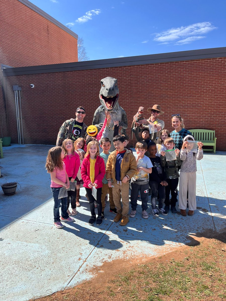 LearnWithMay's tweet image. Yesterday we had Rosie the Raptor join us at @SedgeGardenES for a 1st grade in school field trip! It was so much fun.