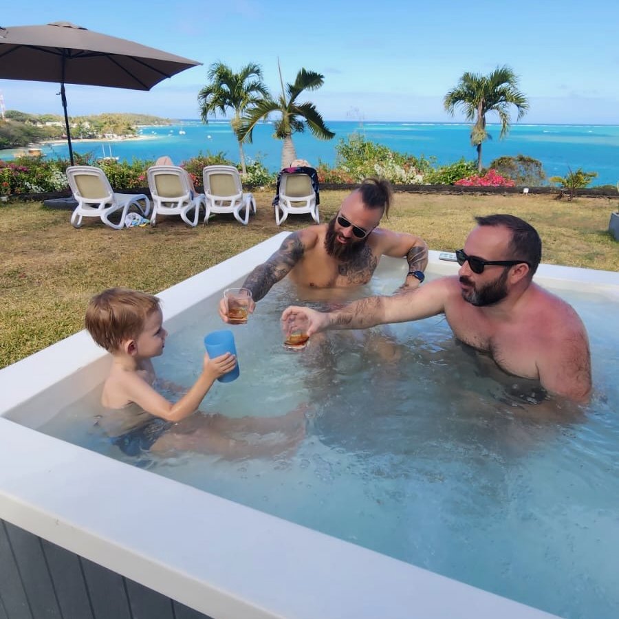 J'ai tout plaqué en France il y a 5 ans pour vivre mon rêve d'expatriation en famille ! 🇫🇷🛫

Il y a 5 ans, j'ai pris une décision radicale : vendre ma maison, mes voitures, presque toute ma vie en France pour partir à l'aventure avec ma femme et mes 2 enfants.

Je ne supportais