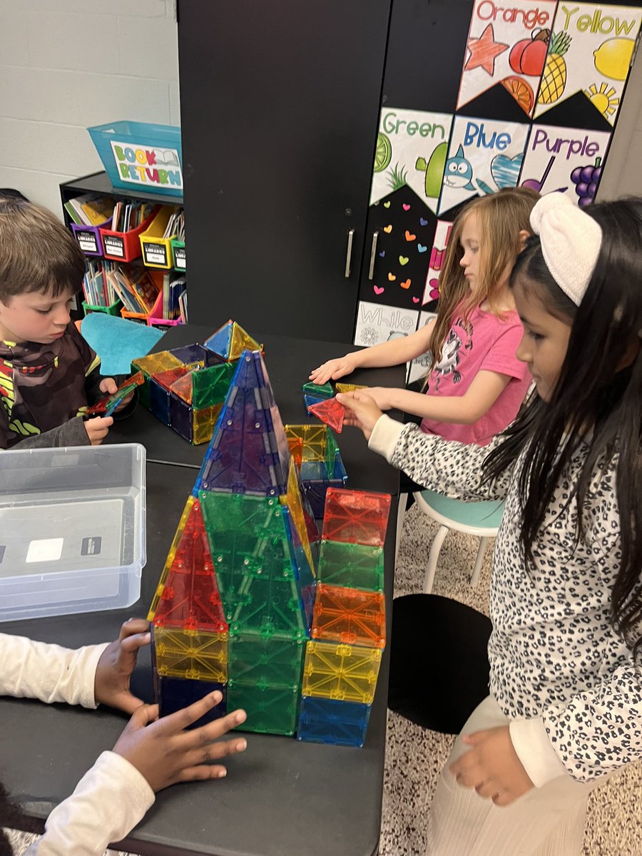 LearnWithMay's tweet image. Yesterday for #STEAMAcrossAmericaWeek we read “If I Built a House” and used different materials to build our own houses and structures. @SedgeGardenES