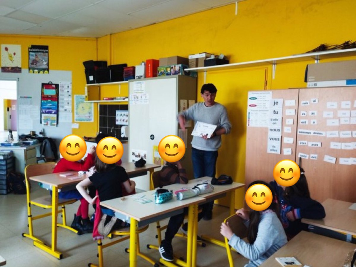 PoitiersEST86's tweet image. #SemaineDesMaths
Remise du diplôme de participation au concours @acpoitiers de calcul mental par @ICholat et S.Bougrier, CPC à l’école de #Bignoux où tous les élèves du #CE1 au #CM2 participent chaque année. 
Des filles et des garçons 👫qui aiment les #Maths ! @DSDEN86 🙏 #GAM16