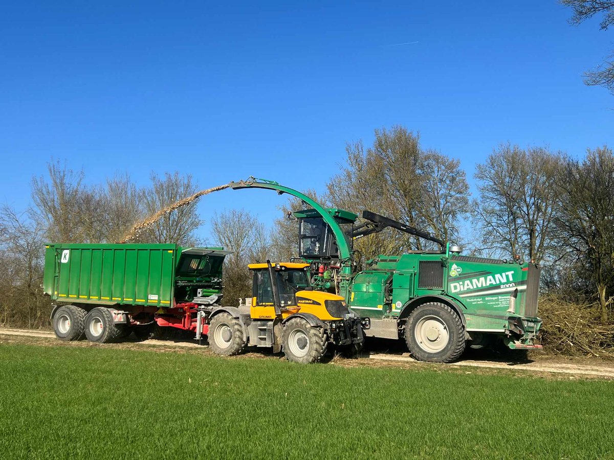 profiMagazin's tweet photo. Hier ist der #JCB Fastrac 3220 von Andre Jung mit einem #Kröger Abschiebewagen zu sehen und ein #Albach Diamant 2000 von der Dillinger Biomasse GmbH & Co. KG. https://t.co/0eG4oWYmOz