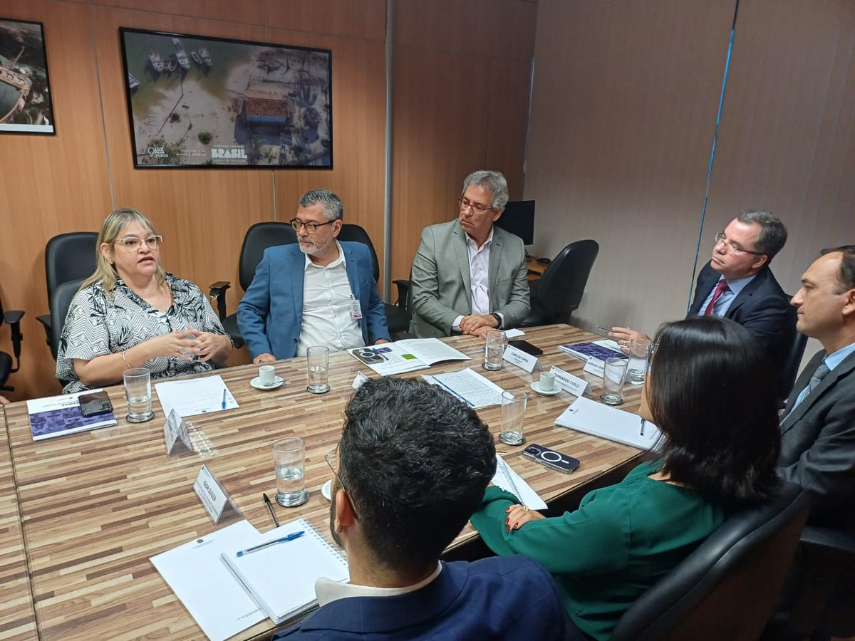 Estivemos no <a href="/Minas_Energia/">Ministério de Minas e Energia</a> para uma reunião com o secretário executivo, Arthur Cerqueira, e sua equipe. Em pauta o relatório Prioridades dos Consumidores de Energia 2024 e assuntos importantes como a reforma do setor elétrico, subsídios e a redução do custo da energia.