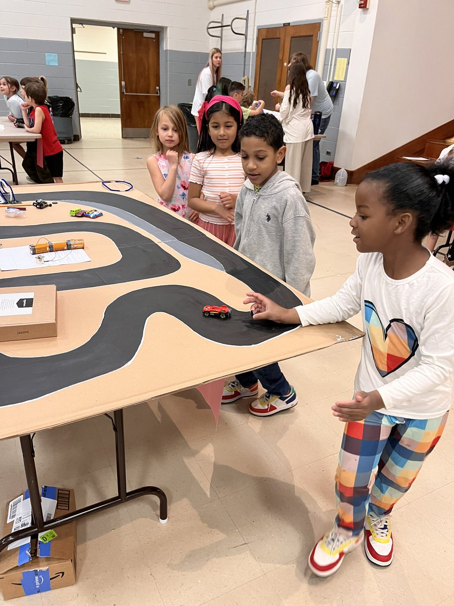 LearnWithMay's tweet image. We loved having @EFeagles students join us during specials today to do different #STEAM stations. We learned so much and had lots of fun. @SedgeGardenES