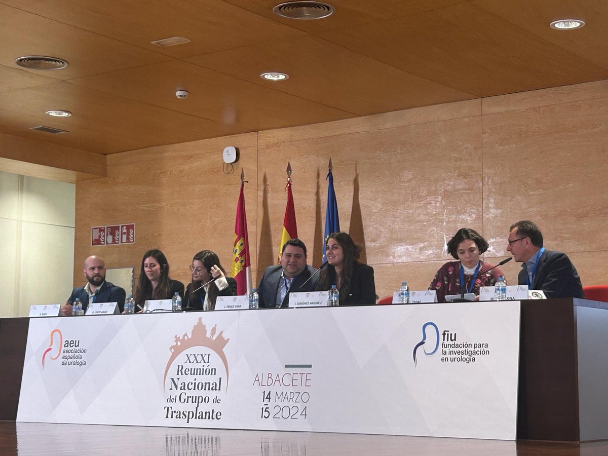 ResidentesAEU's tweet photo. Nivelón de los Residentes en la Sesión de casos complejos de transplante renal en el Congreso del Grupo de Transplante en Albacete. #RAEU @InfoAeu @TrasplanteAEU https://t.co/TbXYSAqBPo