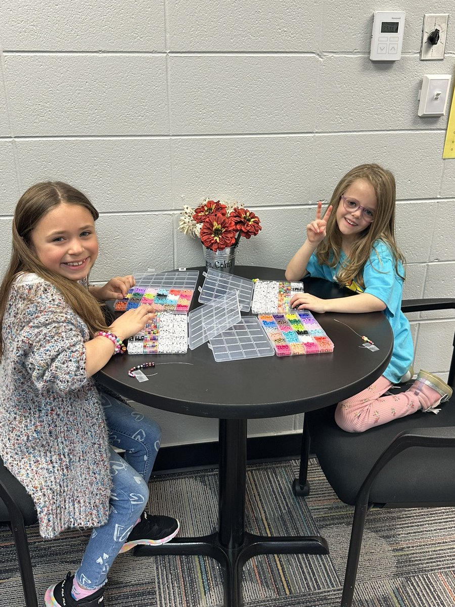 amandacohn9's tweet photo. Perfect day to stay inside for recess and make friendship bracelets. @marnellandrea29 @VV_Voyagers #starstore https://t.co/l5ra6yI4TW