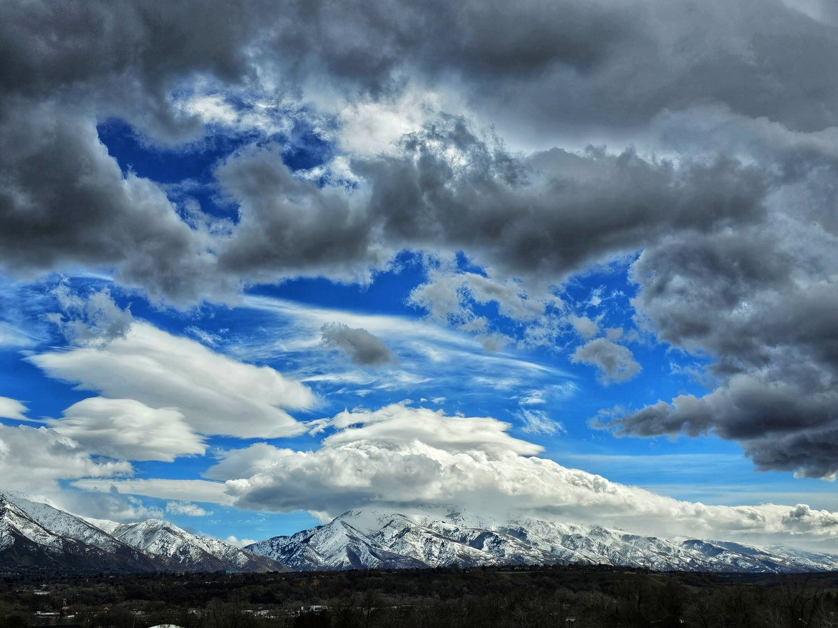 UtahWxMan's tweet image. Check out these stacked lenticular clouds occurring during the  downsloping wind storm, which has  commenced along the N. Wasatch range around Ogden, Utah. #utwx #utwind  @ChaseThomason
@NWSSaltLakeCity @spann @JimCantore @AlanaBrophyWX @AllisonCroghan @Dan_Pope_FOX13