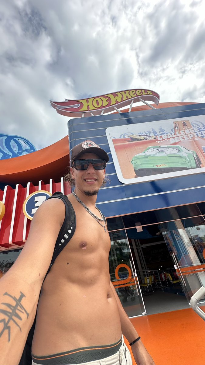 EstebanBazan's tweet photo. No le doy a todos el placer de conocerme 
-
#betocarrero #hotweelsepic https://t.co/tRZm8jR8TV