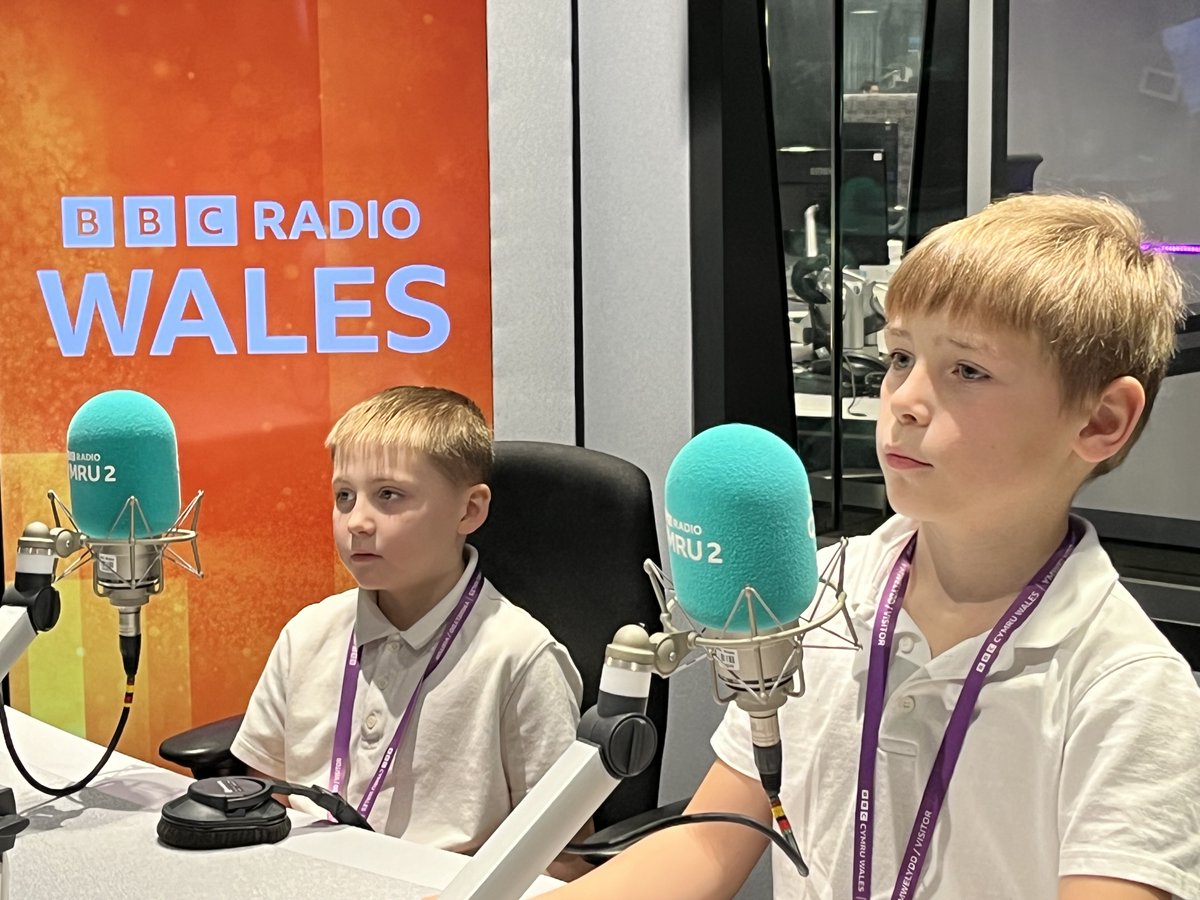 YYDCWRE's tweet photo. Hafan pupils were superstars on their VIP visit to @BBCWales today.  The asked superb questions, got to learn about being a weatherman with the one and only @DerekTheWeather and were as quiet as mice on the set of @BBCCrimewatch  Well Done Team Hafan @YsgolYDeri @DeriYsgolPrim https://t.co/xFIb5Ry0QR