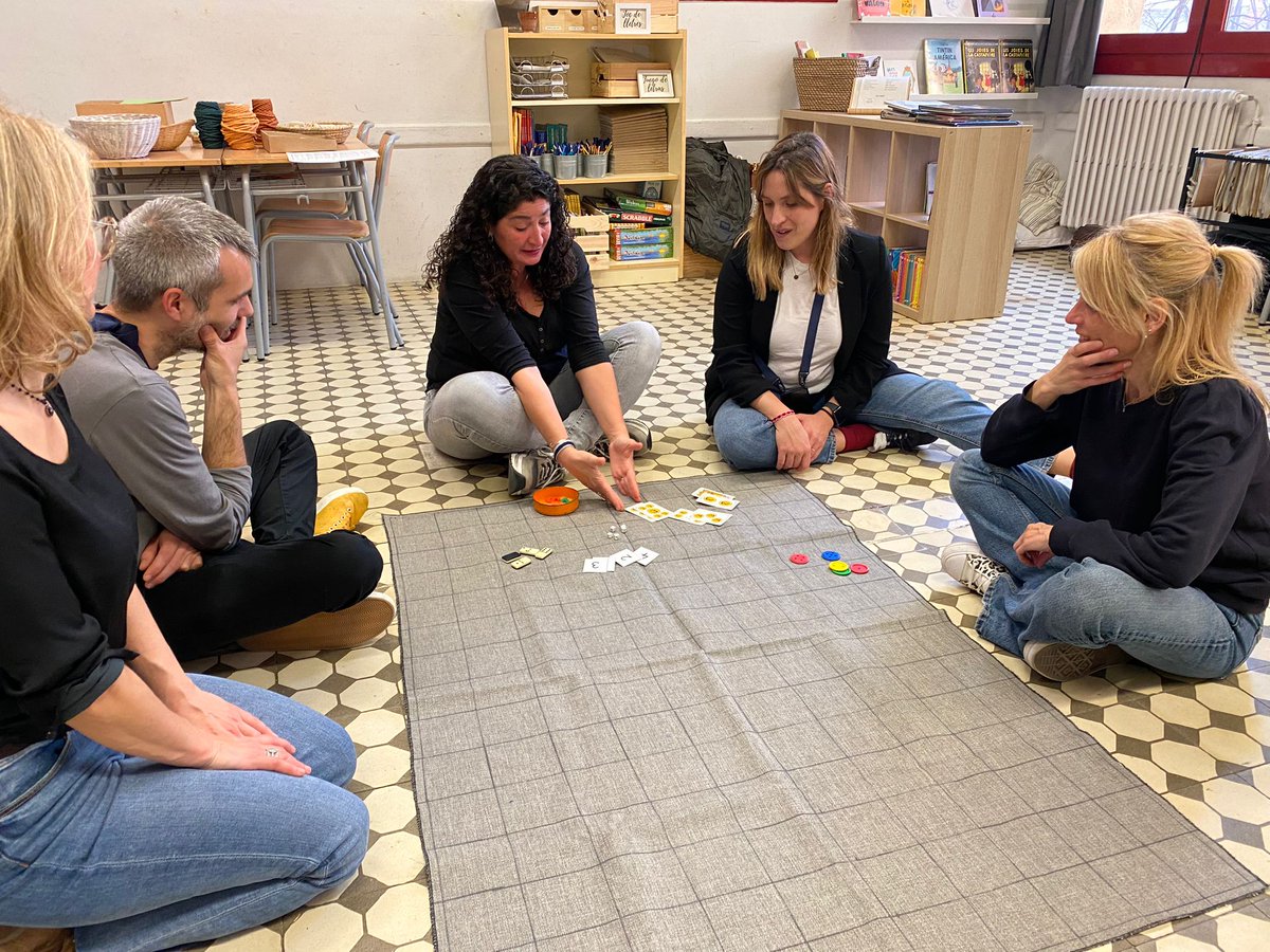 Jornada Matemàtica al Pereanton. Hem compartit amb les famílies propostes, materials i reflexions sobre les matemàtiques i hem gaudit de la xerrada inaugural del professor de matemàtiques @mcuquet titulada 'Aprendre a fer matemàtiques'. Gràcies!