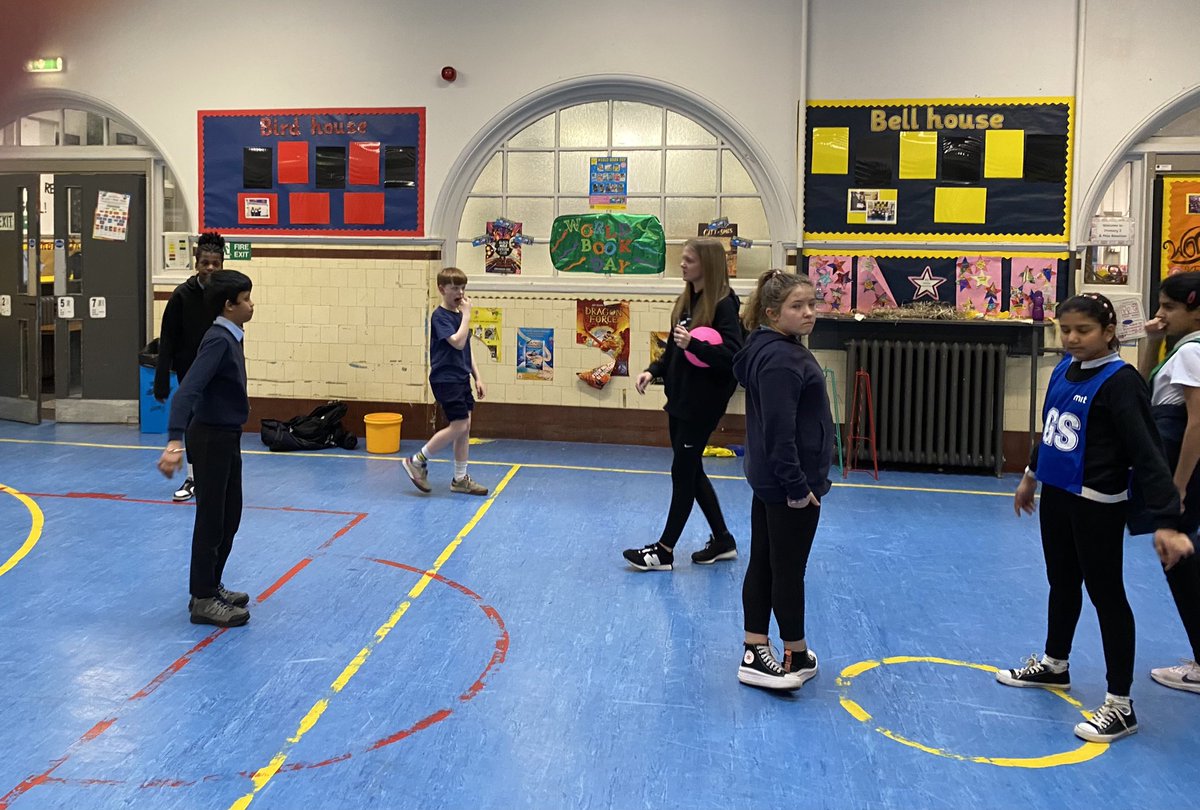 Fun afterschool Netball session delivered by ex-pupil,ex-sports-leader ex-netball player Leigh 🙌🏻 @APPrimary @CofGCollege Fantastic to see the difference in this team. #passing #workingtogether @PEPASS_Leaders @PEPASSGlasgow @sportscotland @SportsCogc