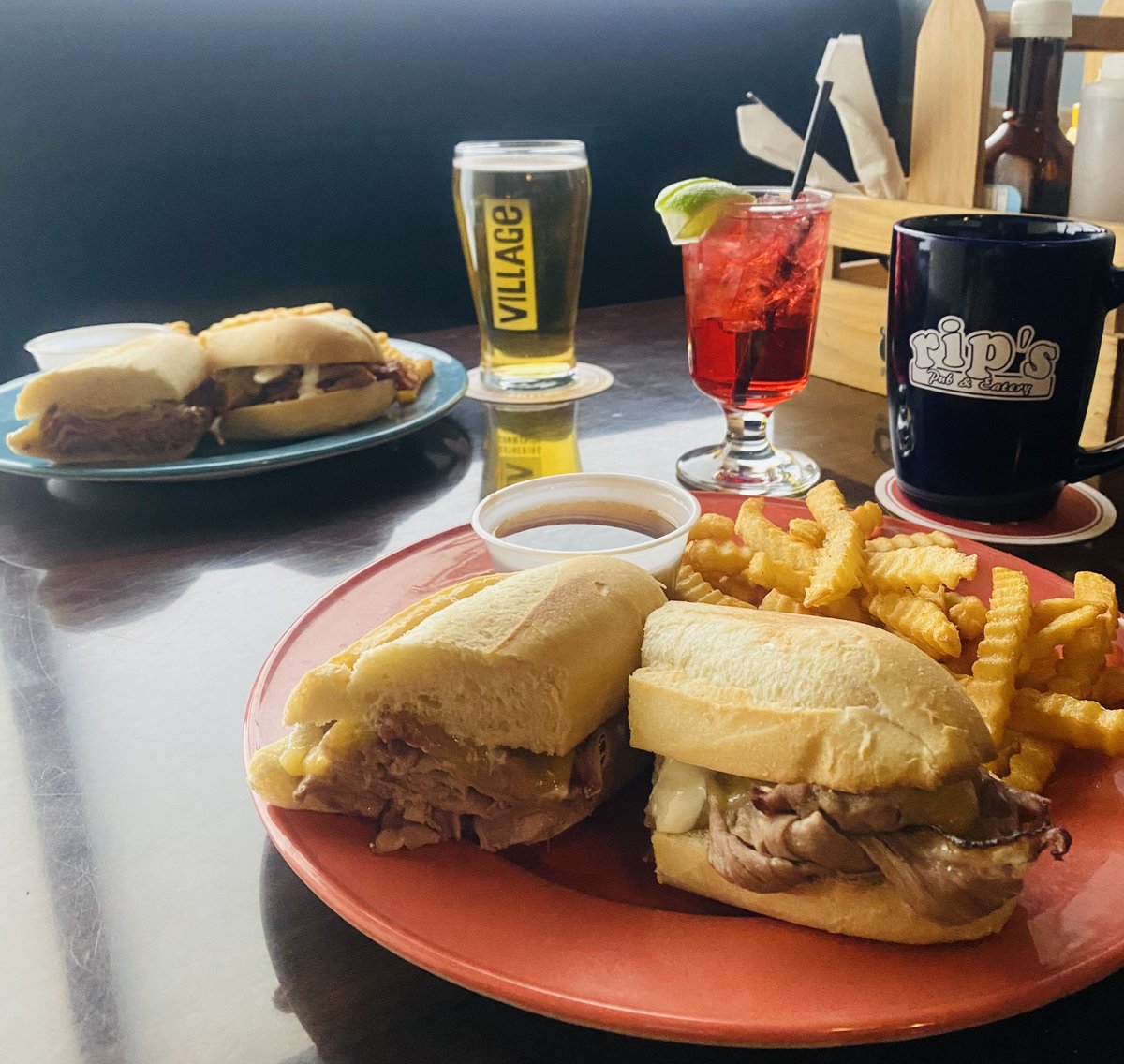 SMOKED BEEF DIP with Crinkle Cut Fries
$4 Highballs•$5 16oz Doghouse lager•$4.50 Fireball •$5.50 LongIsland Ice Tea•
What a way to start the St. Patrick’s Day Weekend! #yyc #EatEmUp