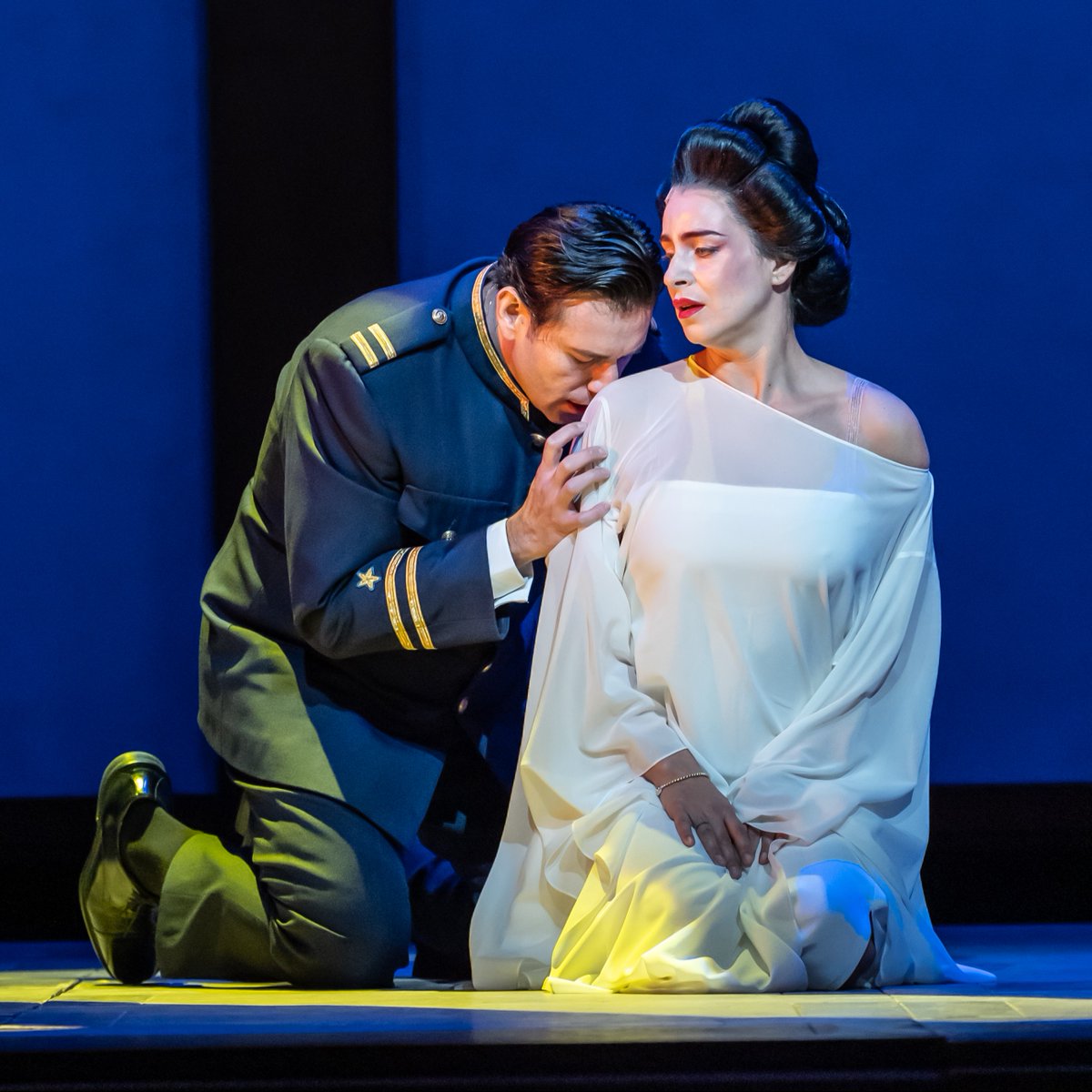 Hope gives way to harrowing heartache in Puccini’s iconic masterpiece 💔 Madama Butterfly opens on our Main Stage this evening, telling the tale of a young geisha who falls in love with an American naval officer. 🦋 Catch it until 18 July: bit.ly/3A8a16C