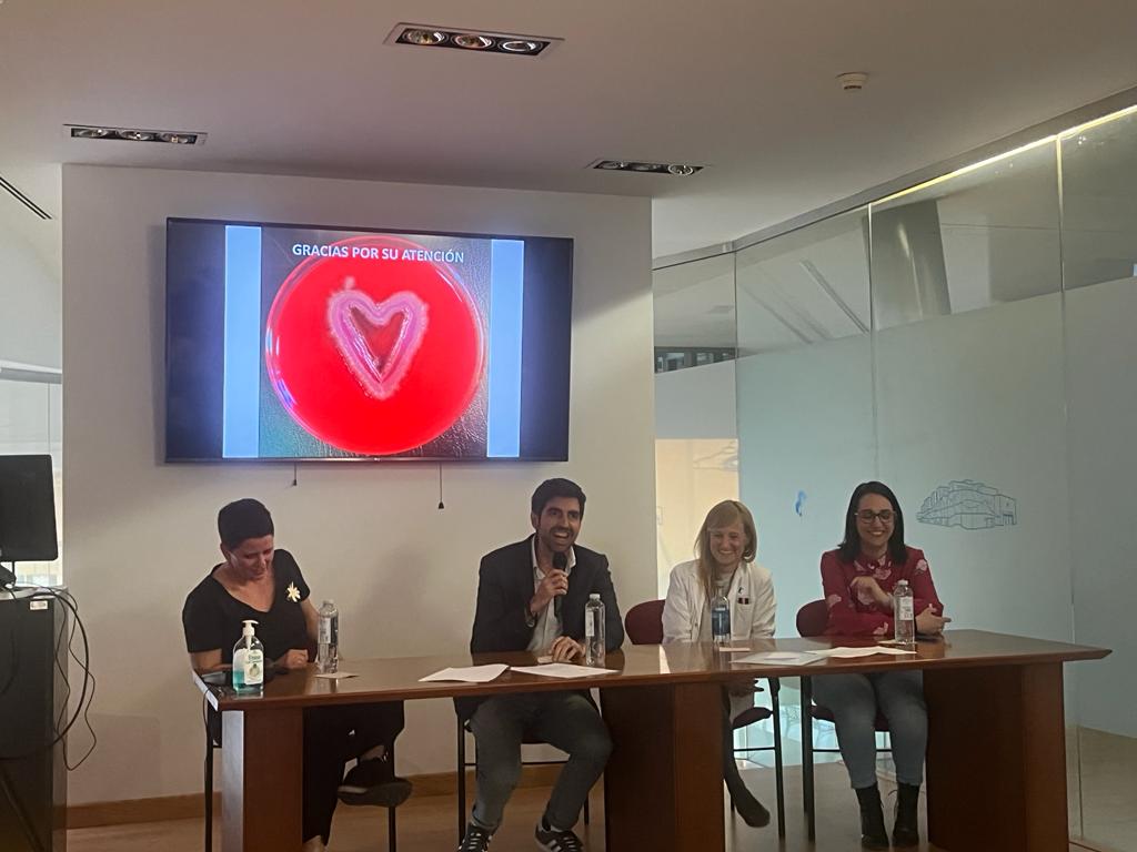 ACEMI_INF's tweet photo. Gran participación hoy en el segundo día de las XXII Jornadas de actualización en enfermedades infecciosas. 🦠

➡️ Avances CROI 2024
➡️ Vacunación VIH
➡️Profilaxis Post-Exposicion en la era PrEP
➡️ Doxicilina en prevención DoxyPeP https://t.co/UwxoXJHObQ