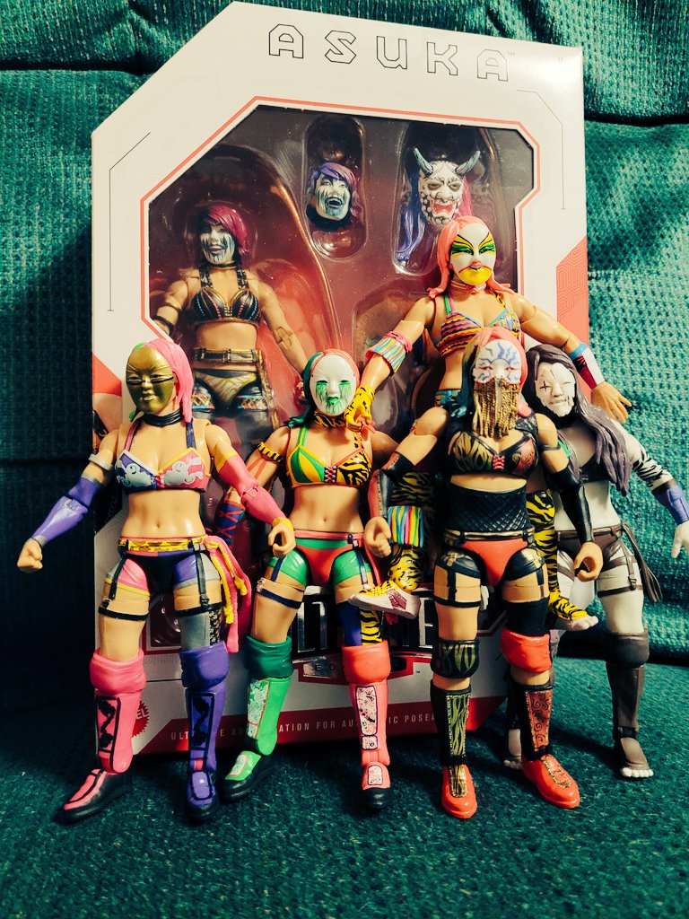 shinobikun5150's tweet image. @WWEAsuka #wweasuka
#mattell All of the Asukas gathered together for a family photo.
