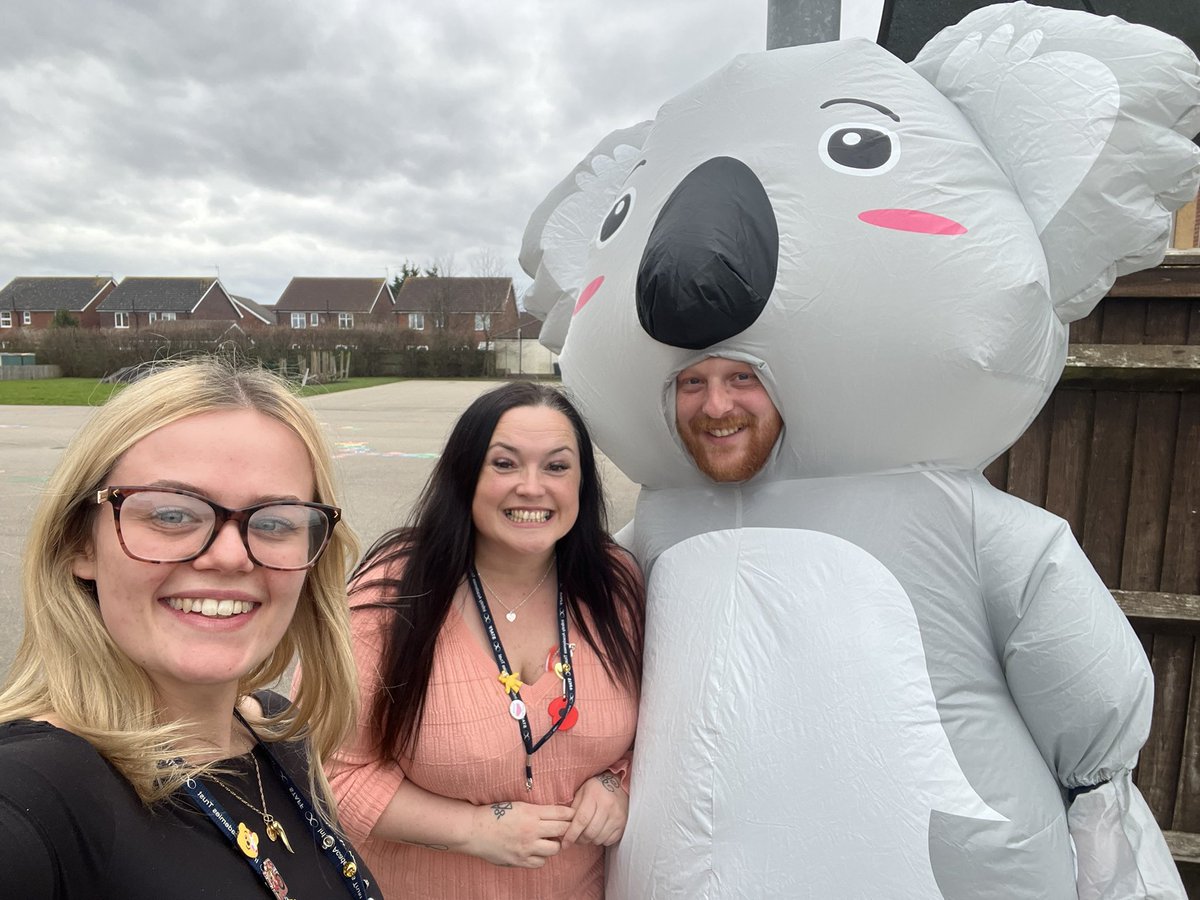 🐨We couldn’t miss the opportunity of having a selfie with a koala rocking up to collect their child this afternoon!! We have the best parents 🐨 Thank you to putting a smile on everyone’s face, the children (and staff) loved it!! 🐨<a href="/JoanneMulliss/">Joanne Mulliss</a> <a href="/StThomasBoston/">St Thomas’ CE Primary Academy Boston</a>