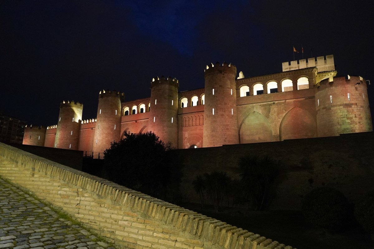 'Endo... ¿qué?'💛 En el Día Mundial de la #Endometriosis, la Aljafería se ilumina para visibilizar esta enfermedad crónica que afecta a una de cada diez mujeres, promover la investigación y lograr avances en su diagnóstico y tratamiento.

#MuéveteporlaEndometriosis