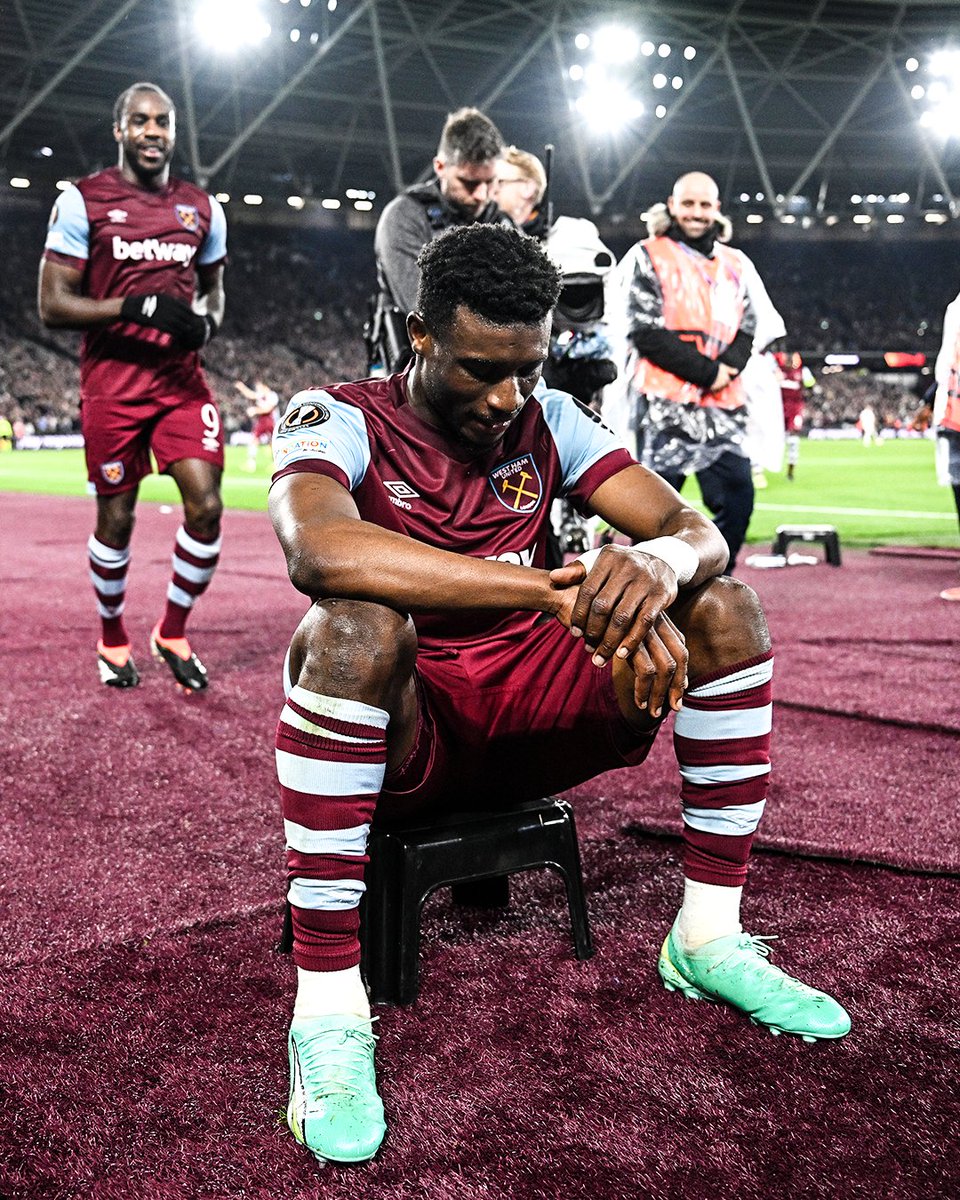 brfootball's tweet photo. Mohammed Kudus found a new place to sit down to celebrate...then got his boot shined 🧽 https://t.co/4oJM9jLb8I