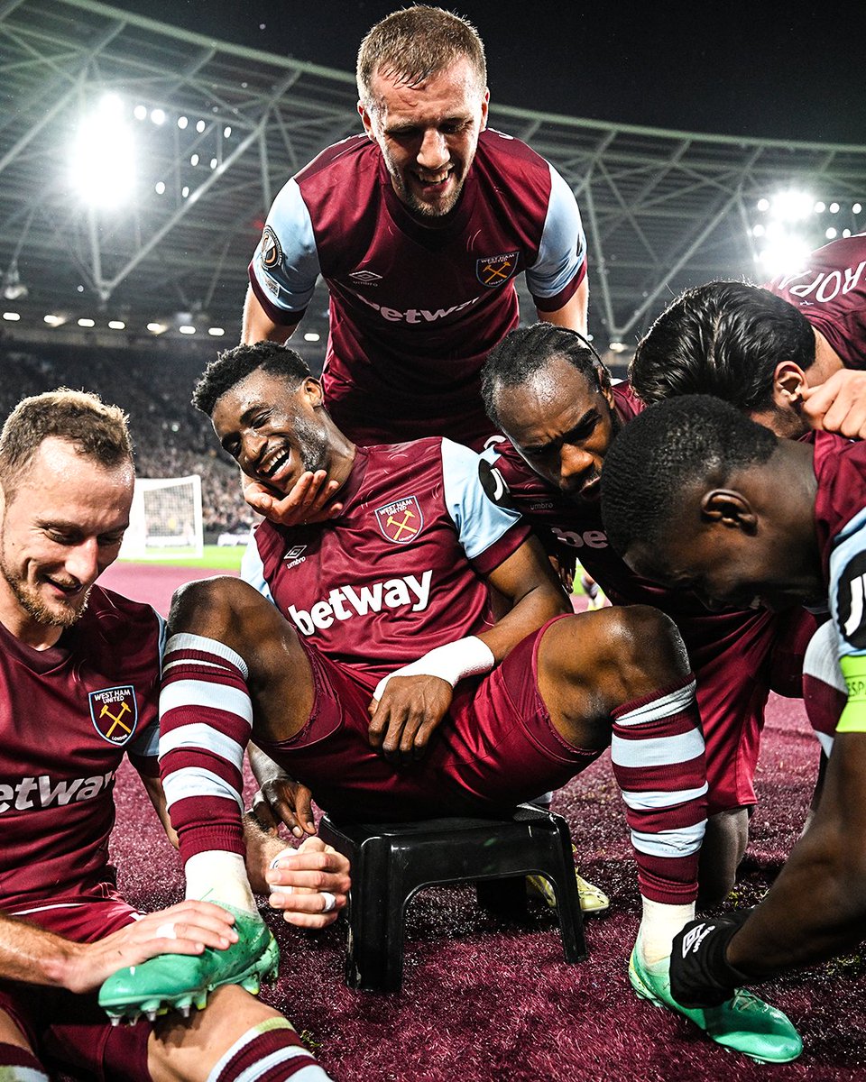 brfootball's tweet photo. Mohammed Kudus found a new place to sit down to celebrate...then got his boot shined 🧽 https://t.co/4oJM9jLb8I