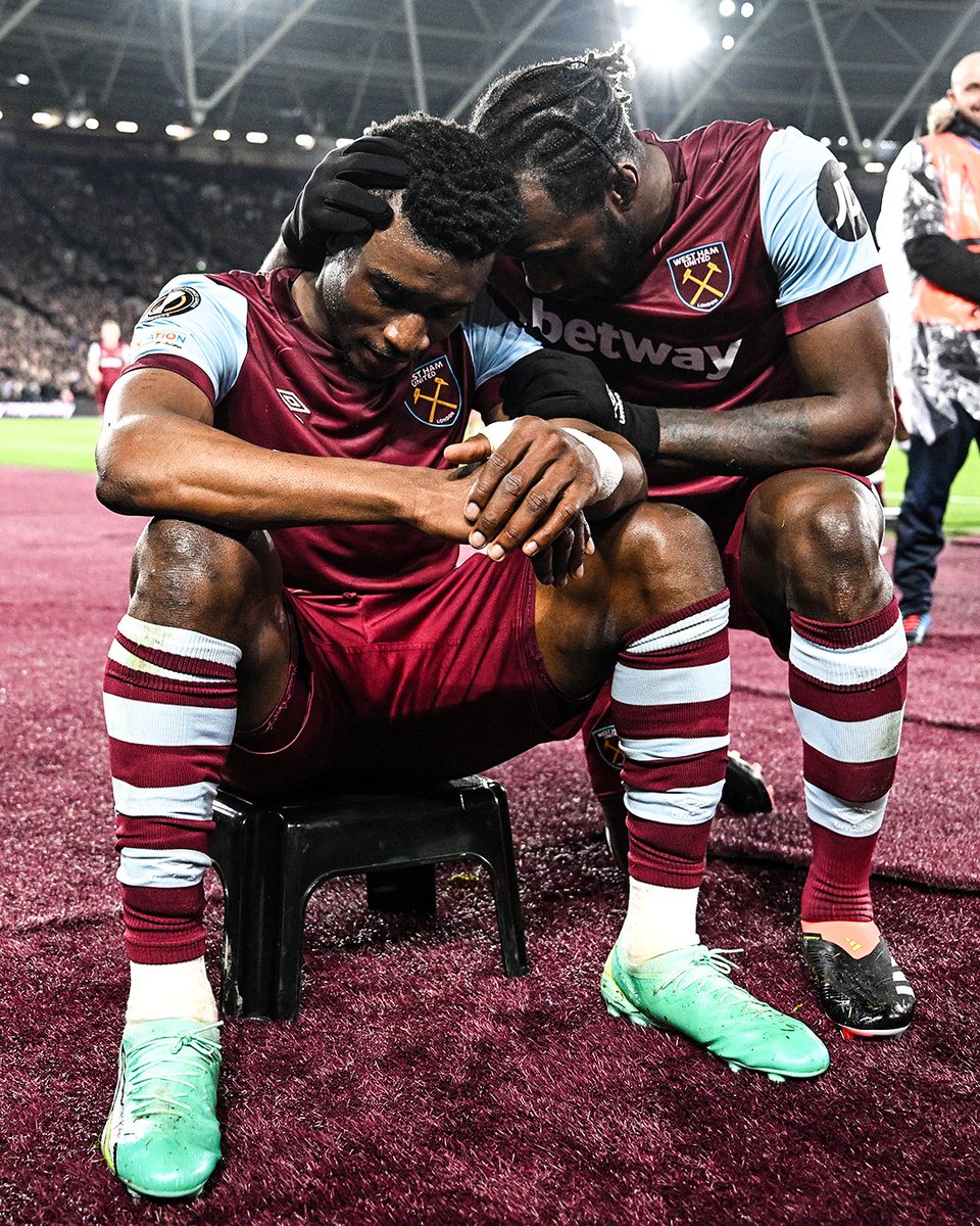 brfootball's tweet photo. Mohammed Kudus found a new place to sit down to celebrate...then got his boot shined 🧽 https://t.co/4oJM9jLb8I