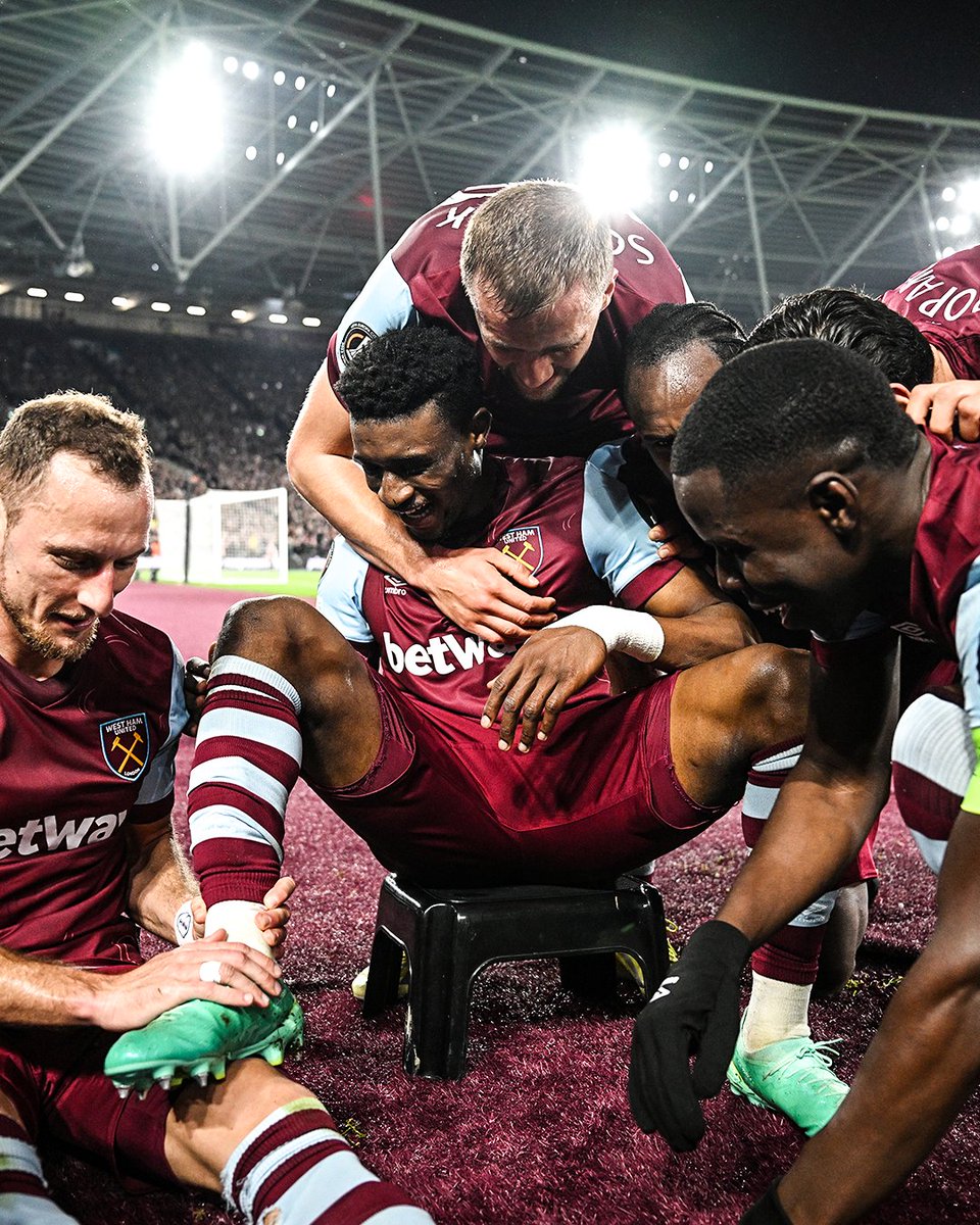 Mohammed Kudus found a new place to sit down to celebrate...then got his boot shined 🧽