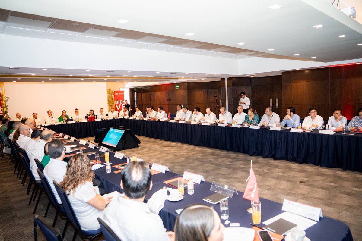 Unidos con la sociedad, las empresas y las autoridades es como podemos seguir haciendo de nuestra Mérida la ciudad más chula. 💯 
Por eso agradezco la invitación al Consejo Local de Mérida de Grupo Financiero Banorte 📊📈 para platicar del trabajo legislativo que hemos hecho en