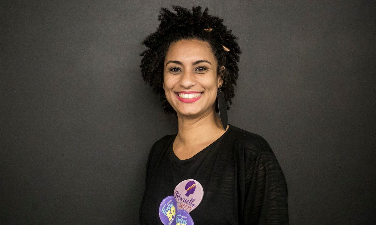 Hace seis años los feminismos negros lamentaban la pérdida una de sus figuras y luchadoras incansables, Marielle Franco.

Hoy abanderamos sus demandas y su resistencia, mientras seguimos exigiendo justicia por su asesinato. 

Marielle vive en cada une de nosotres ✊🏾🖤