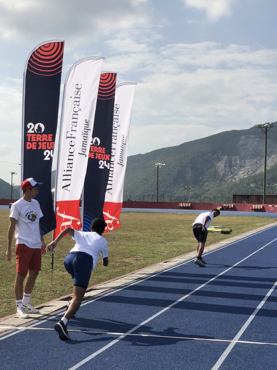 Relay to Paris 2024 co-organisé par l'Ambassade de France et l'Alliance Française de la Jamaïque sur le campus de UWI Mona.
 #TerredeJeux2024 <a href="/oguyonvarch/">Olivier Guyonvarch ⚓</a> <a href="/AF_jamaica/">AF_Jamaica  🇫🇷 🇯🇲</a>