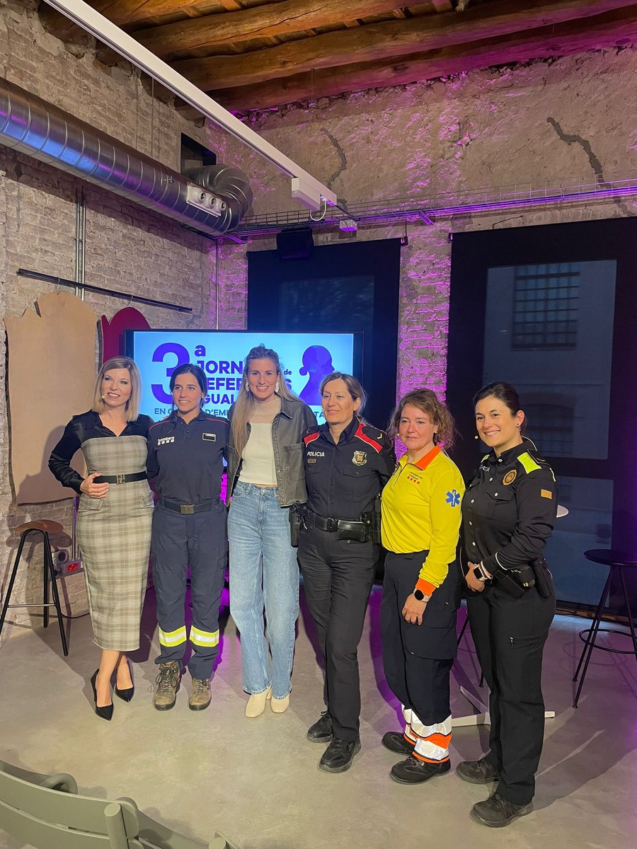 ajigualada's tweet photo. L'Adoberia Bella ha acollit la 3a Jornada de referents femenines igualadines, centrada enguany en l'experiència de quatre dones que treballen als cossos de seguretat i emergències. https://t.co/JpZhSIUtGf