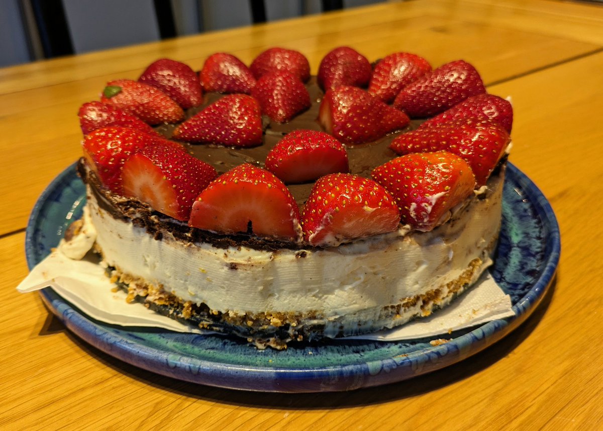 Tonight's dessert at the mill: white chocolate cheesecake with a dark chocolate topping, and strawberries. the-river-mill.co.uk/availability-a…