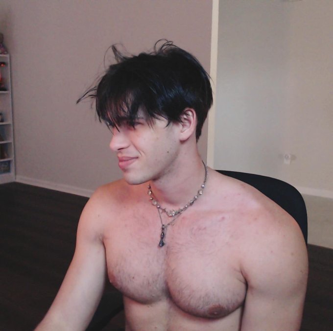 Fat chest https://t.co/RXrbIFWkIR<a href="/tag/kayn"class="tags"><span>#kayn</span></a><a href="/tag/heartsteel"class="tags"><span>#heartsteel</span></a>