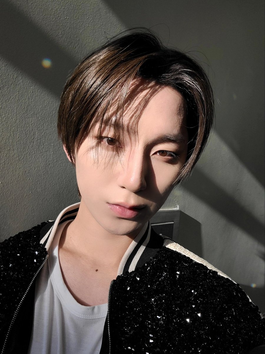 nomadchile's tweet photo. Selfies de #RIVR subidas a b.stage en las presentaciones de 'No Pressure' 🌴 (3/3)

🎤 #NOMAD #노매드 @NOMAD_is_here https://t.co/tT7P0EUOs4